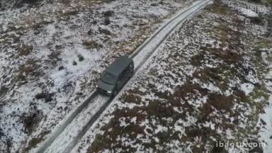 航拍的一辆汽车在冰天雪地的乡村